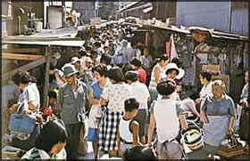 写真:朝市のにぎわい(昭和50年代撮影)