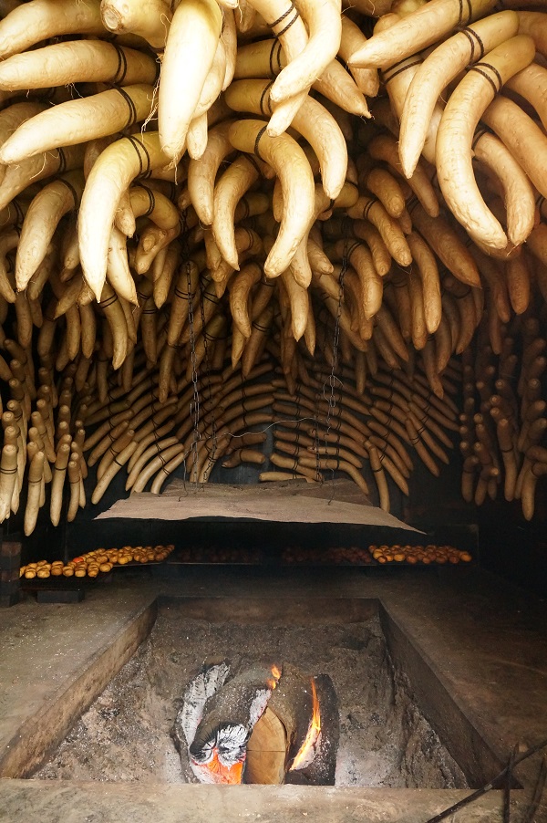 写真:いぶし小屋の内部